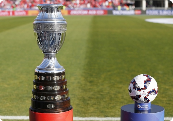 La copa frente a un campo de fútbol